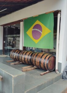 Barril de carvalho de 200 litros, restaurado a partir de um tonel original de uísque: rusticidade, história e versatilidade para armazenar bebidas ou transformar a decoração do teu ambiente.

